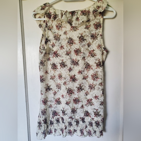 ❤💕💛Beautiful flower lace top ❤💛💕 - Picture 3 of 3